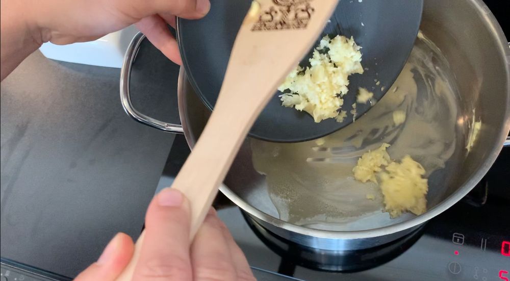 Opražíme si maslo a cesnak. Foto - redakcia