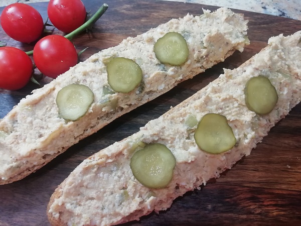 Všetky ingrediencie premiešame a oškvarkovú pomazánku podávame. Foto - Martina