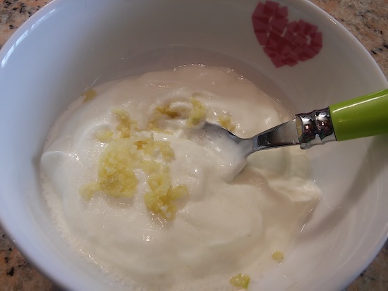 Príprava jogurtu na langoše. Foto - Martina
