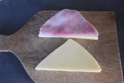 Šunku a syr ukladáme do trojuholníkov. Foto - Kristýna