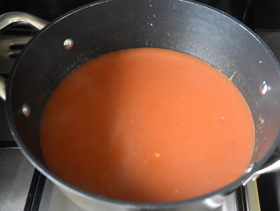 Do paradajkovej polievky pridáme pretlak a premiešame. Foto - Kristýna