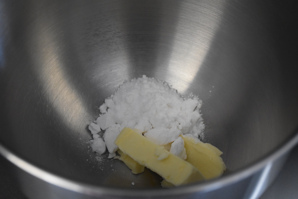 Zmiešame maslo s cukrom. Foto - Kristýna