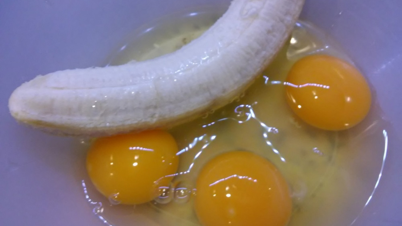 banana s vajíčkami rozmixujeme na kamu, Foto - Nela