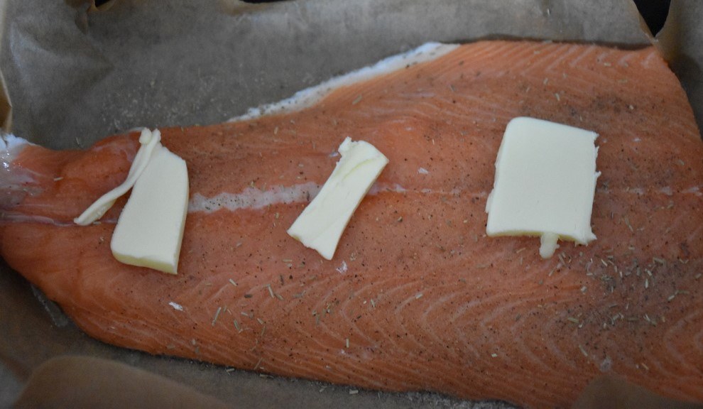 Na lososa poukladáme maslo. Foto - Kristýna