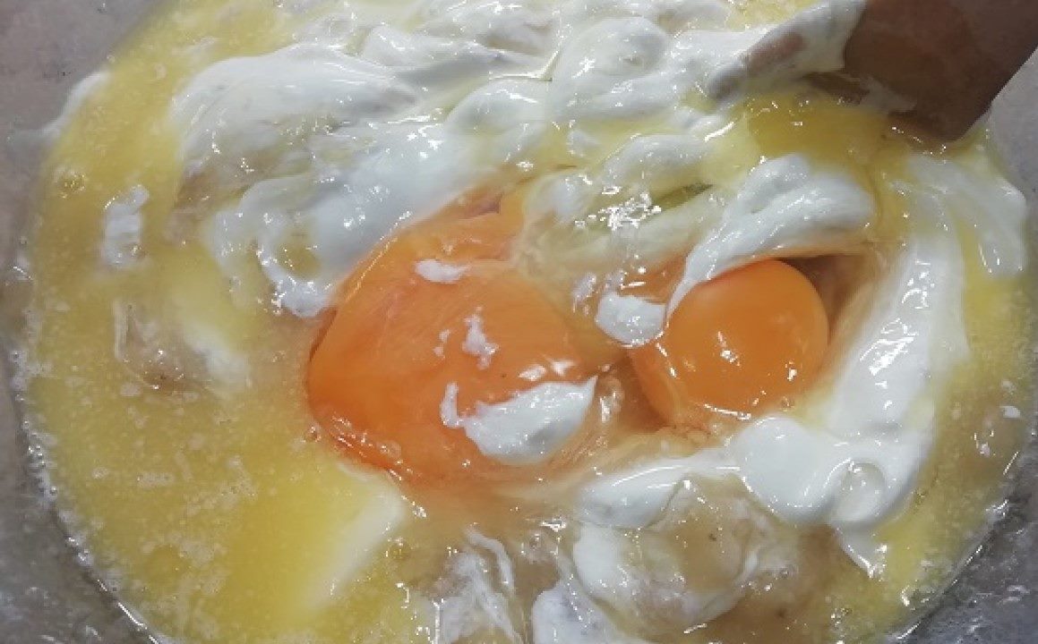 Vymiešame vajíčka, maslo a jogurt. Foto - Nela