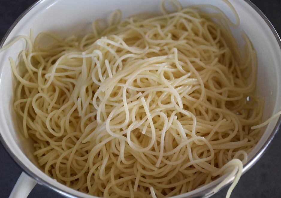 Uvaríme špagety. Foto - Kristýna