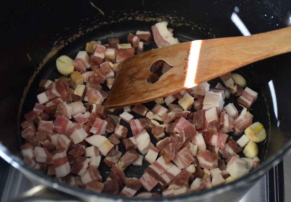 Osmažíme slaninu a cesnak. Foto - Kristýna