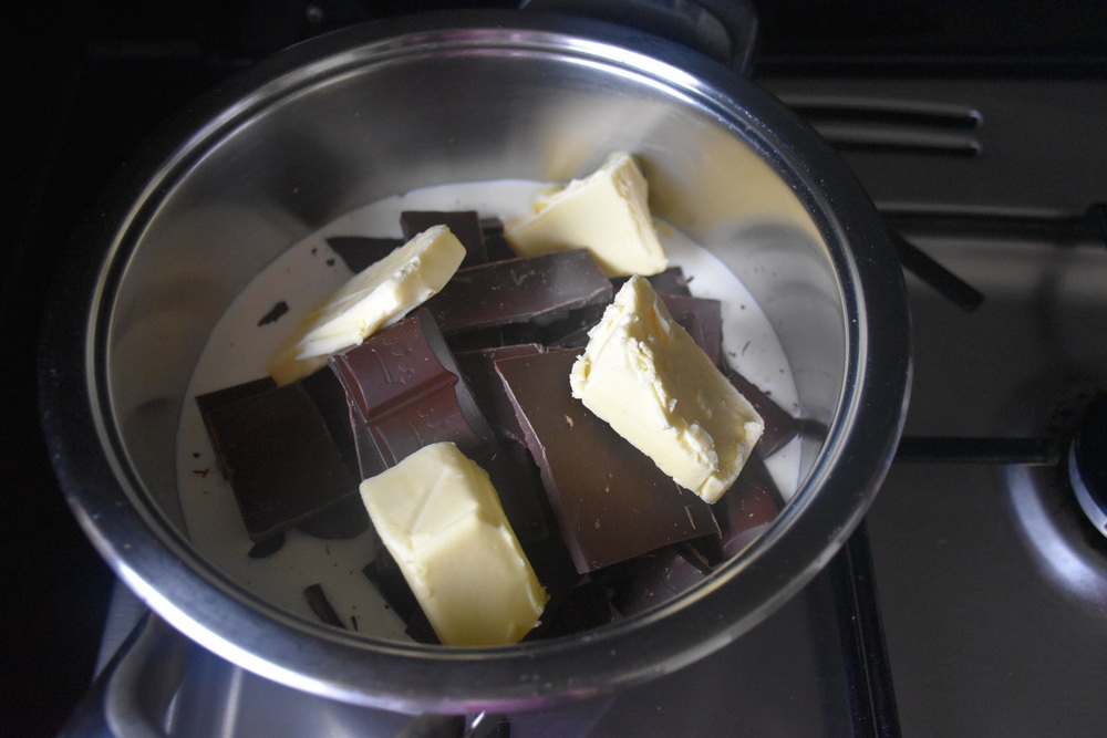 do hrnca dáme čokoládu a maslo, Foto - Kristýna