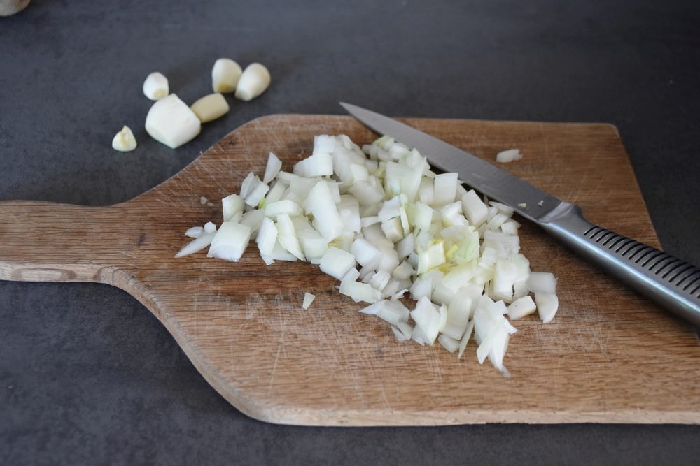 Nastrúhame cibuľu a prelisujeme cesnak. Foto - Kristýna