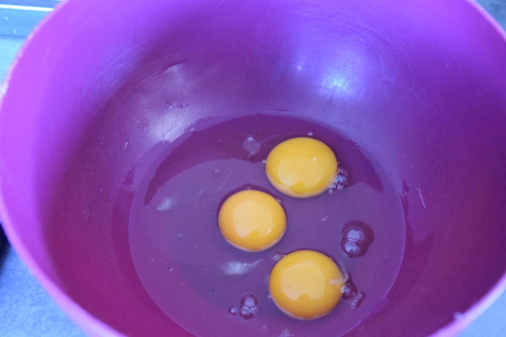 Vajcia dáme do misky. Foto - Kristýna
