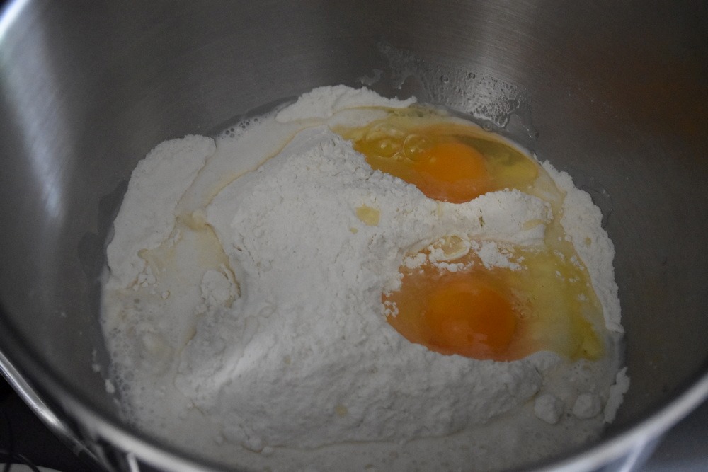 Zmiešame múku, cukor a vajcia. Foto - Kristýna