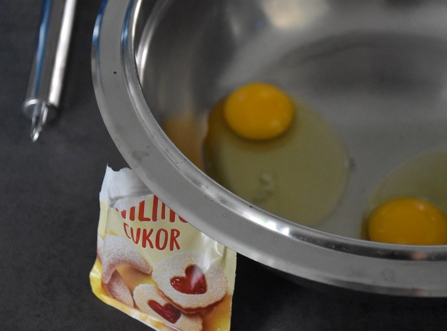 Vajíčka zmiešame s vanilínovým cukrom. Foto - Kristýna