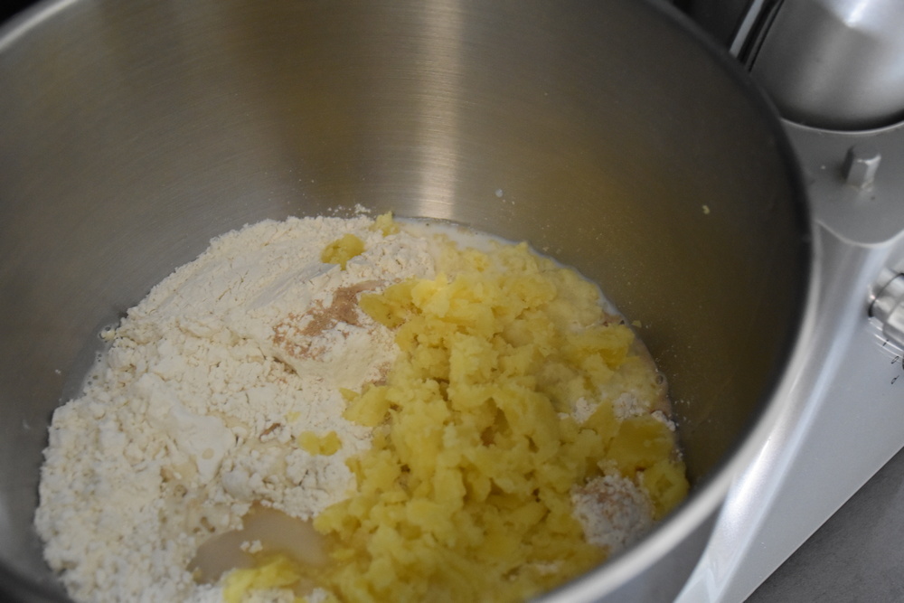 Zmiešame múku s droždím, pridáme vajcia, rozpustené maslo a pripravený roztlačený zemiak, Foto - Kristýna