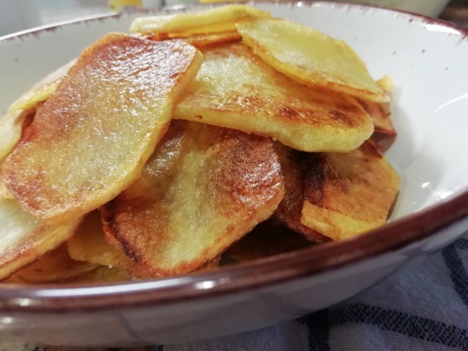 Domáce zemiakové chipsy sú hotové. Foto - Martina