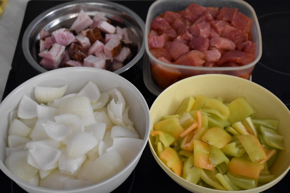 Ingrediencie dáme do misiek. Foto - Kristýna