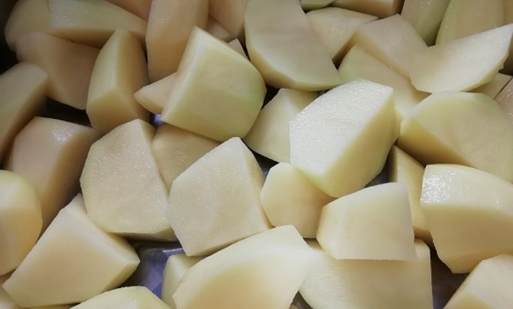 Nakrájame zemiaky. Foto - Nela