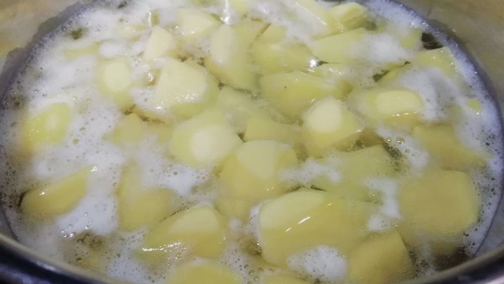 Varíme zemiaky. Foto - Nela