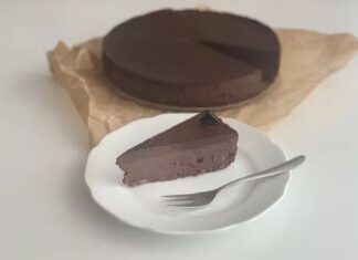 Vychladnutý nepečený čokoládový cheesecake podávame. Foto - Andrea