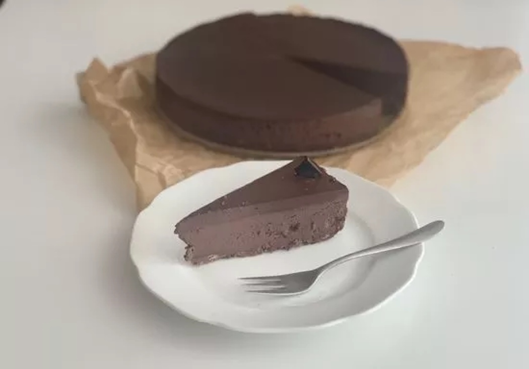 Vychladnutý nepečený čokoládový cheesecake podávame. Foto - Andrea