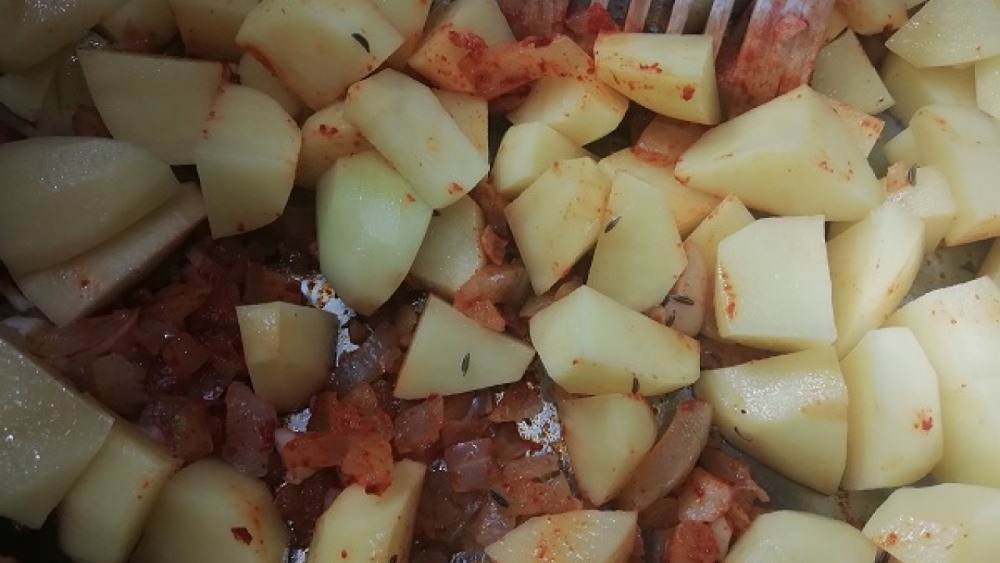 K cibuli pridáme zemiaky. Foto - Nela