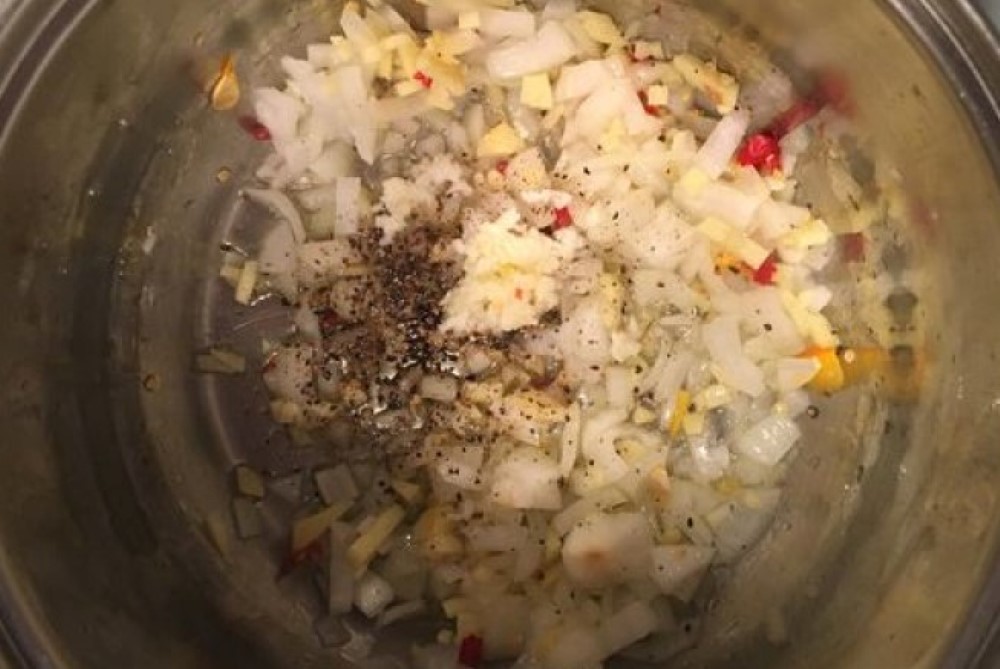 Nakrájame cibuľu a zemiak. Foto - Jaja