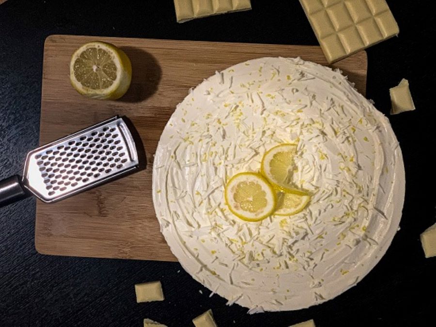 Nepečená torta s bielou čokoládou. Foto - Andrea