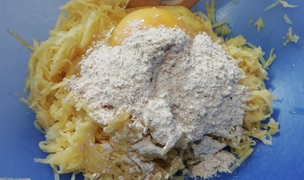 Nastrúhané zemiaky s múkou. Foto - Nela