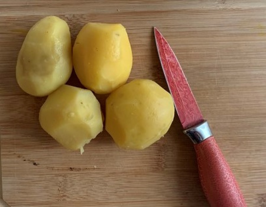 Čistenie zemiakov a mrkvy. Foto - Andrea
