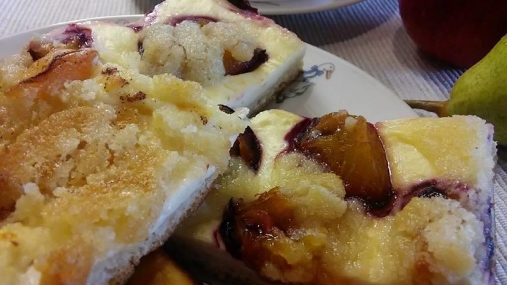 Jablkový koláč s tvarohom. Foto - Nela