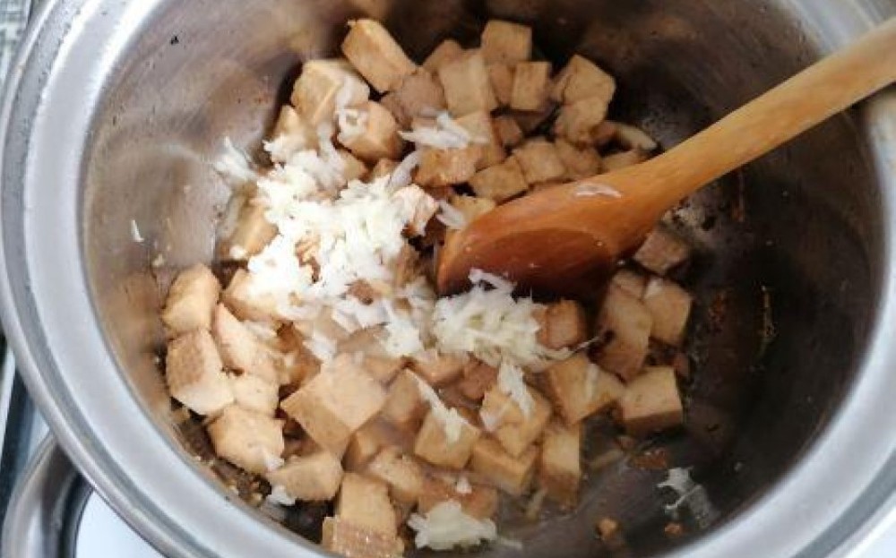 Opečieme tofu. Foto - Slávka
