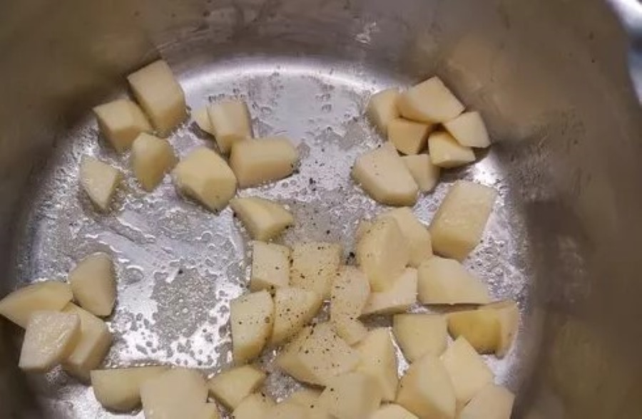 Orestujeme zemiaky. Foto - Kristína