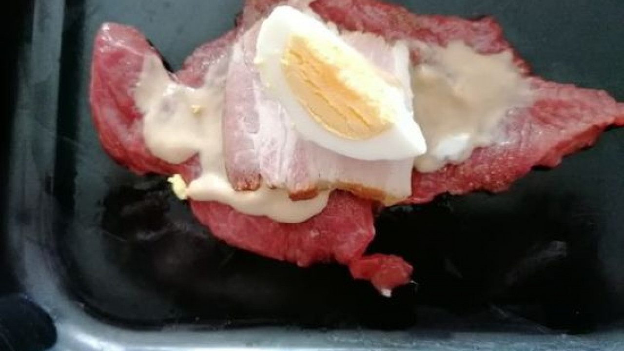 Na plátky mäsa použijeme horčicu, slaninu a vajíčko. Foto - Slávka