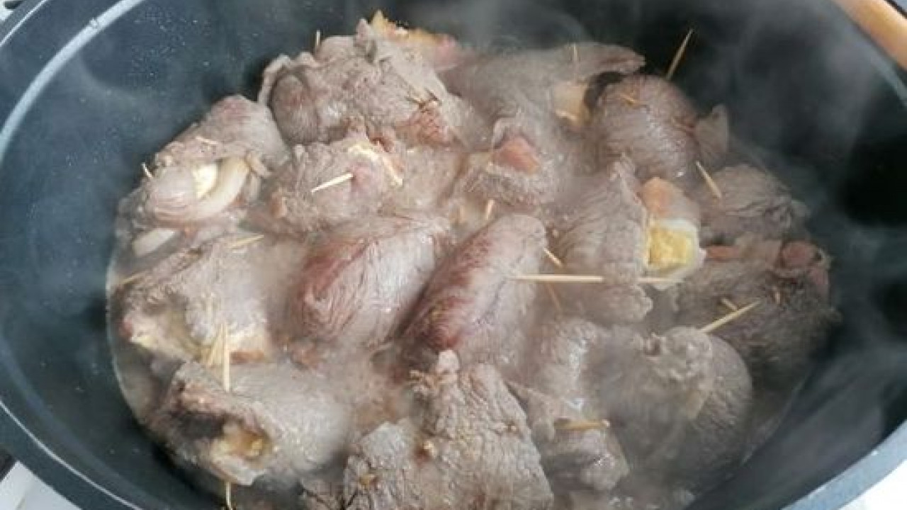 Pridáme cibuľu a podlejeme vodou. Foto - Slávka