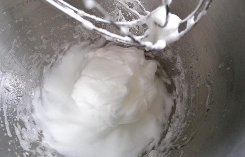 Vymiešame bielka. Foto - Slávka