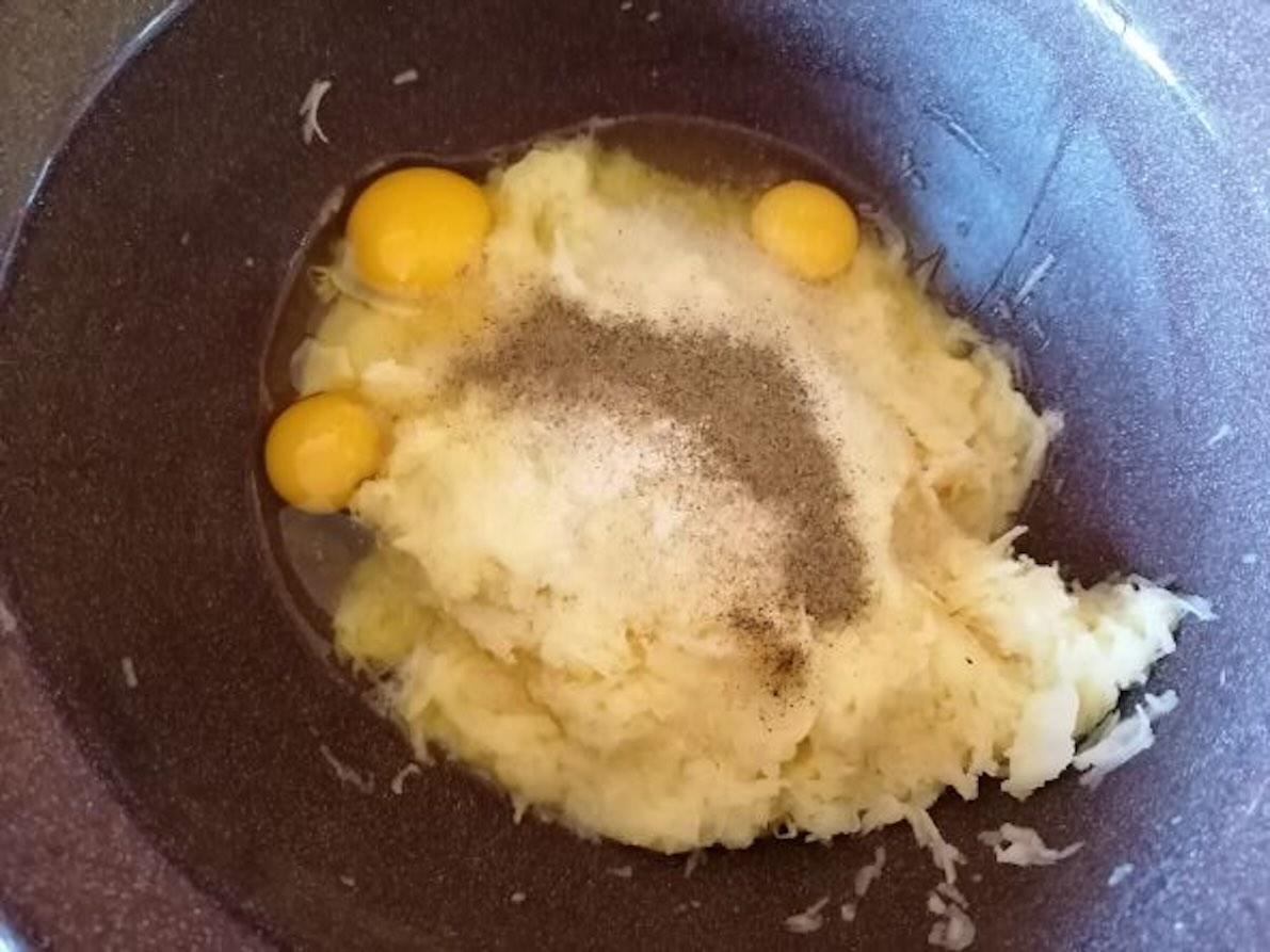 Nastrúhame zemiaky. Foto - Slávka