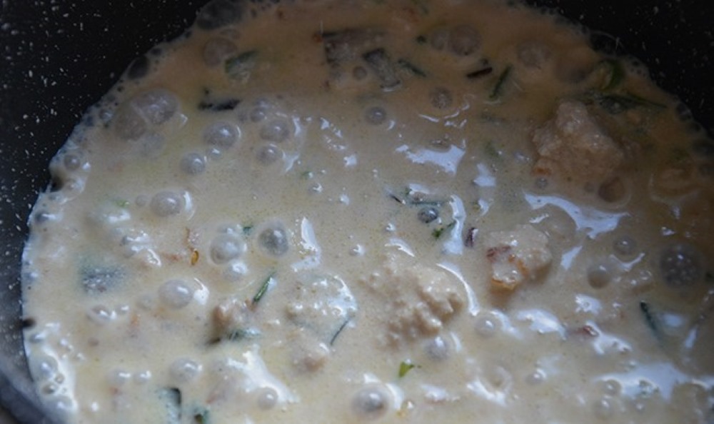Osmažíme cibuľu a tofu. Foto - Denča