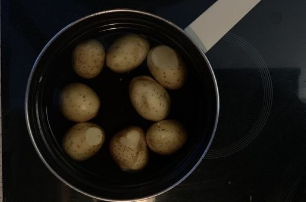Uvaríme zemiaky. Foto - Andrea